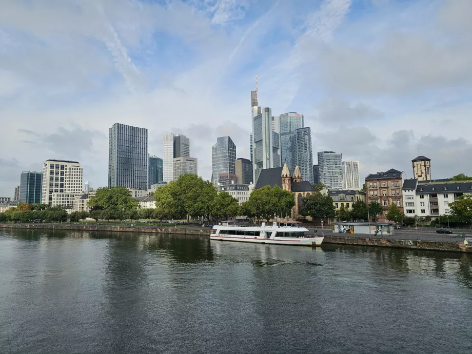 Kilátás az Eiserner Stegről a modern központra