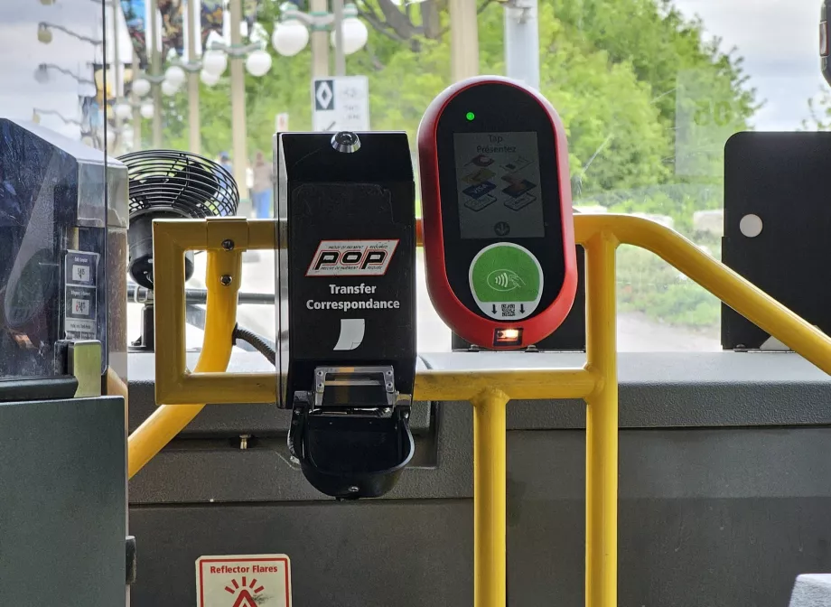 Jegyérvényesítő a buszon