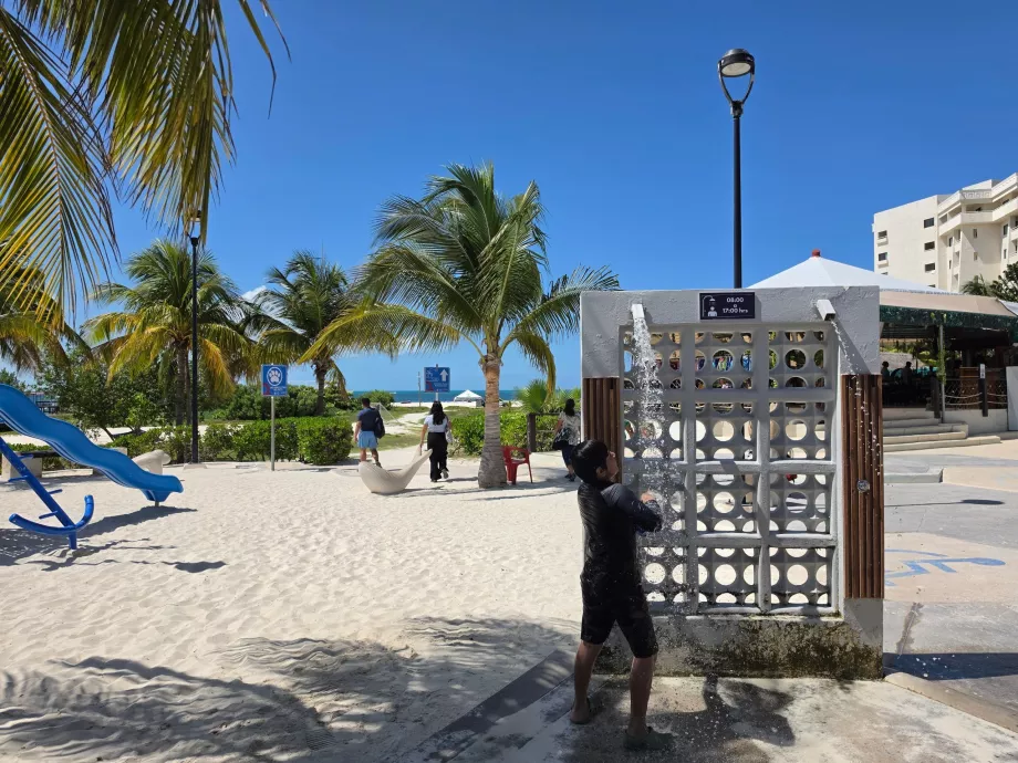 Nyilvános zuhanyzók a Playa Langosta strandon