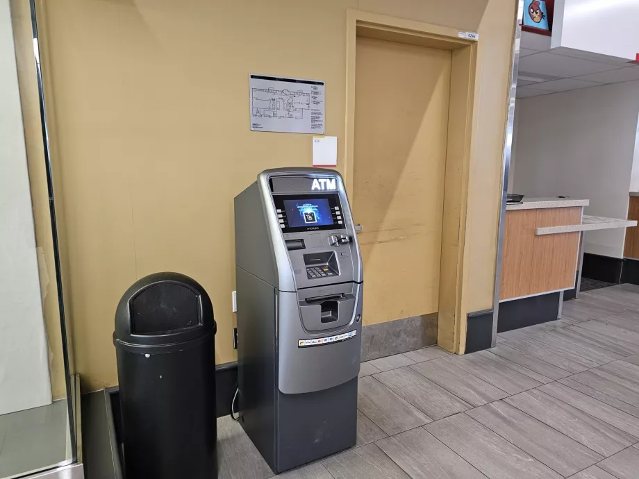 ATM az érkezési csarnokban