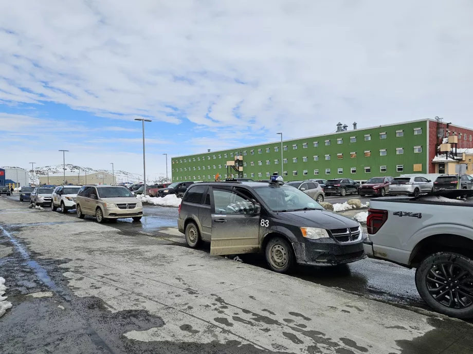 Taxi az érkezési csarnok előtt