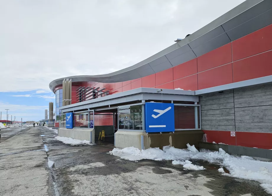 érkezés Iqaluit repülőtérre