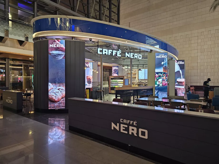 Caffé Nero, érkezők, nyilvános terület