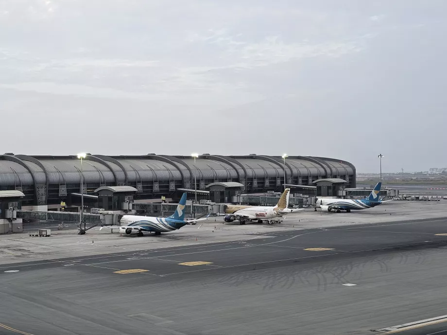 A repülőgépek látványa az indulási csarnok előtt