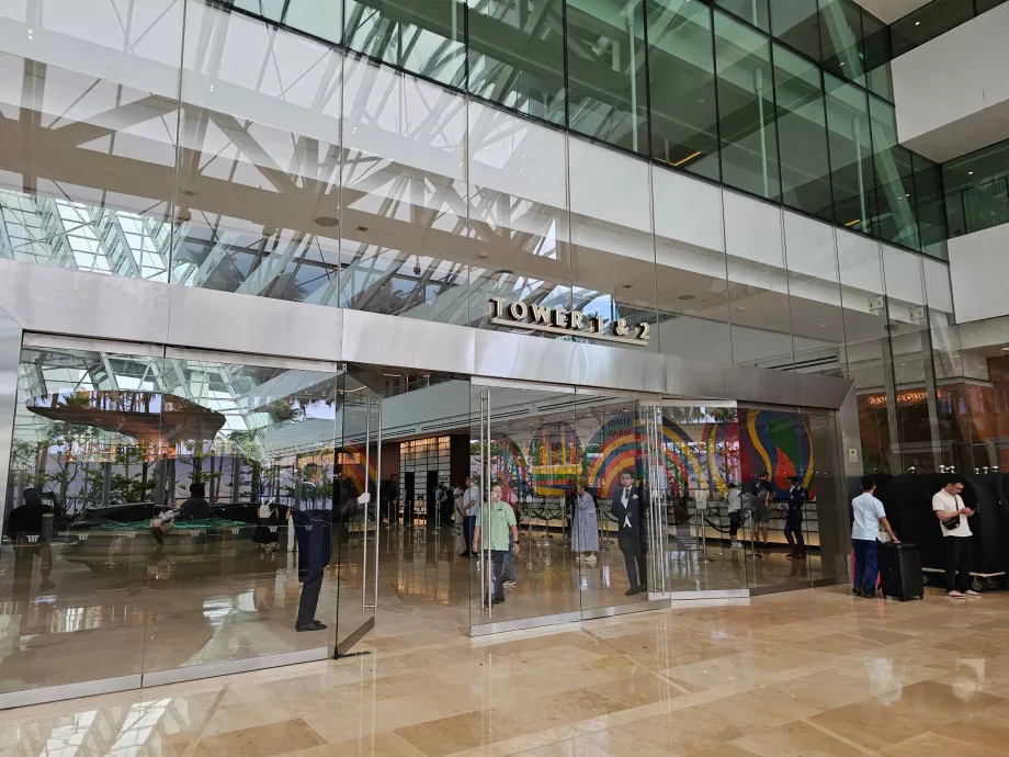 Bejárat a fő recepcióhoz