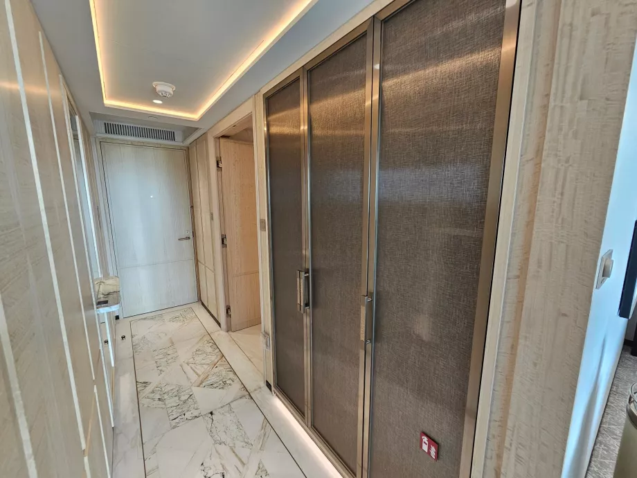 Előszoba a szobában és a szekrényekben