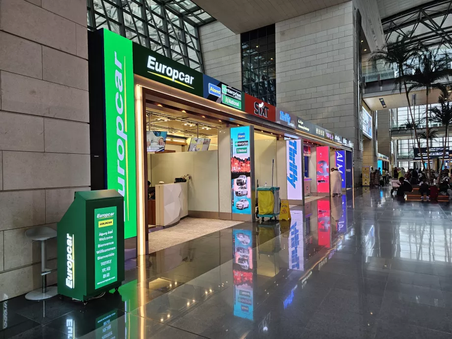 Autókölcsönző pultok az érkezési csarnokban