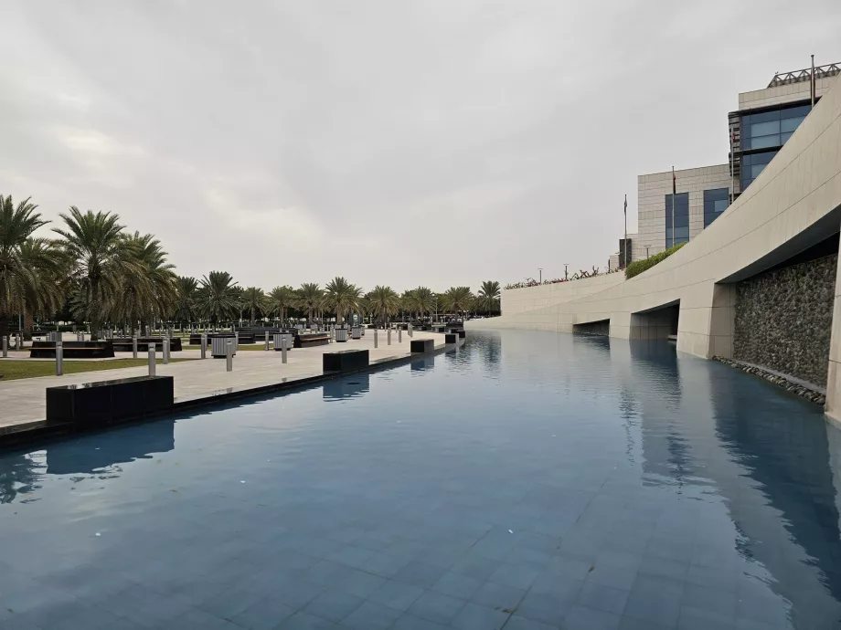 Parkoljon a repülőtér előtt