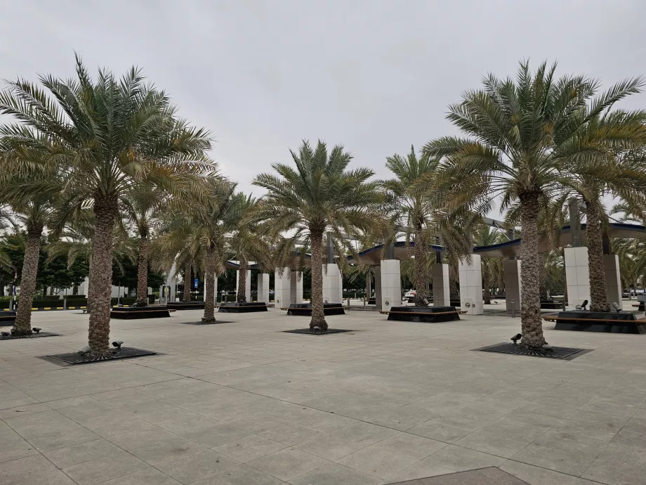 Parkoljon a repülőtér előtt