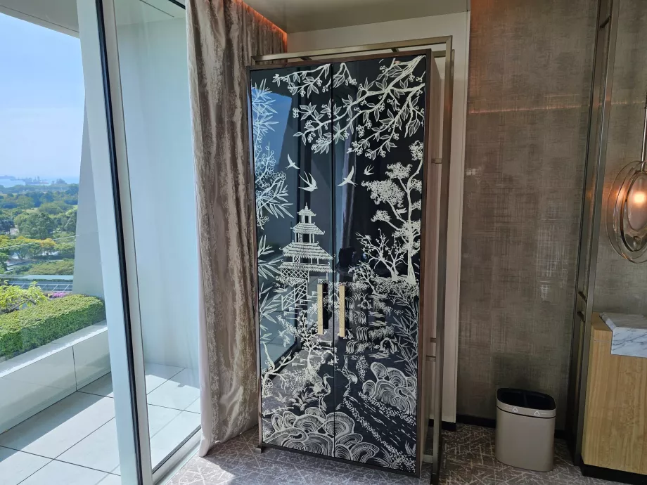 Szekrény minibárral