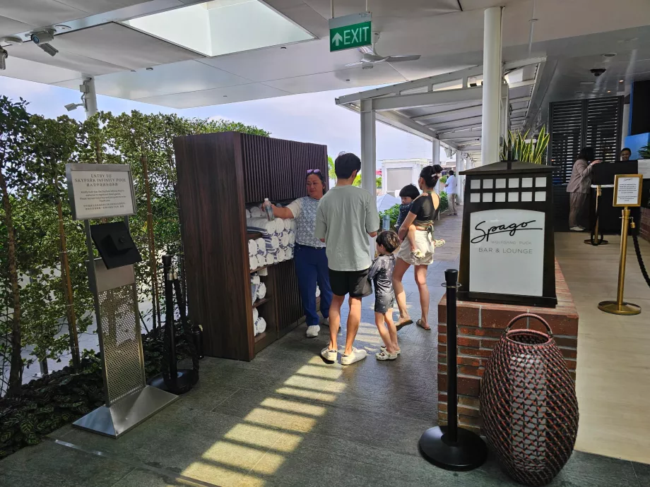 Bejárat a tetőtéri medencéhez