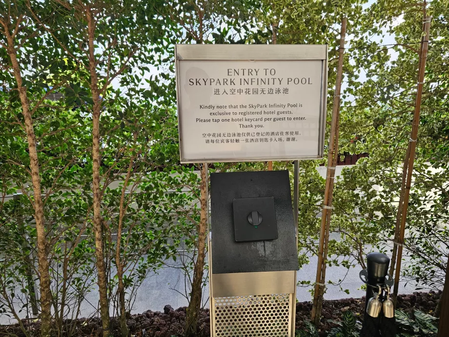 Szobakártya olvasó a medence bejáratánál