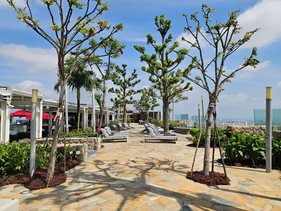 Napozóágyak az MBS Hotel tetőteraszán