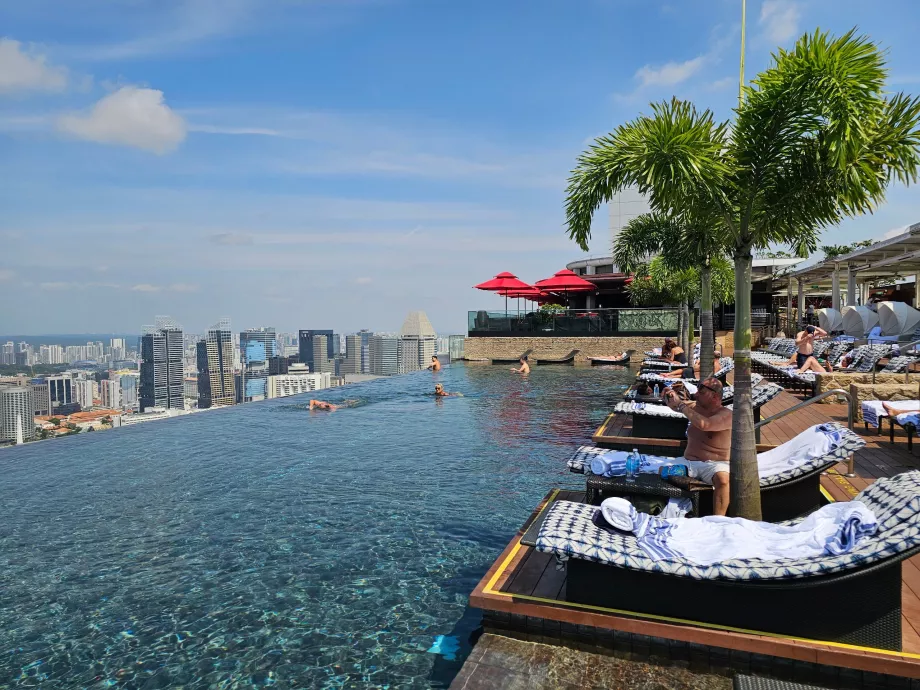 Tetőtéri medence és napozóágyak