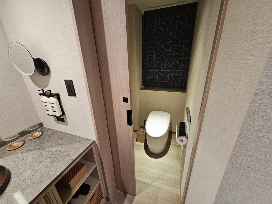 A WC ajtóval elválasztva a fürdőszoba többi részétől