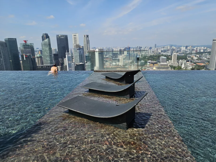 Tetőtéri medence és napozóágyak