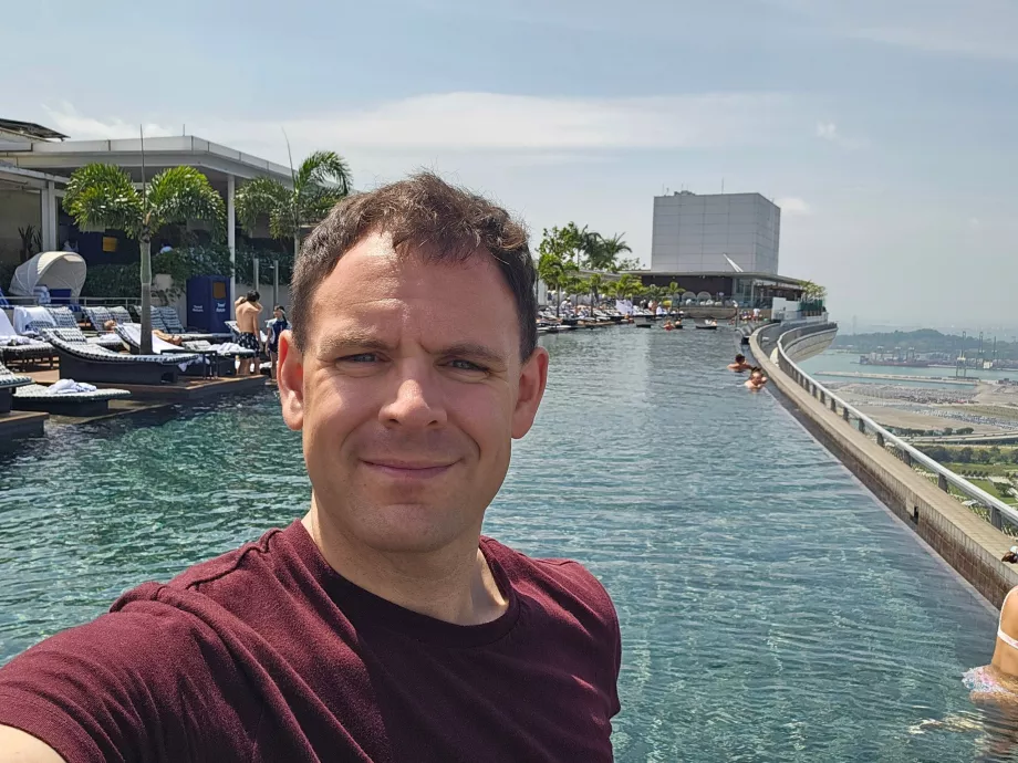 Végtelen medence a Marina Bay Sands-ban