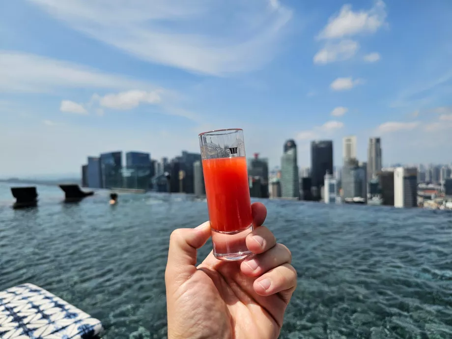 Ingyen ital a medencénél