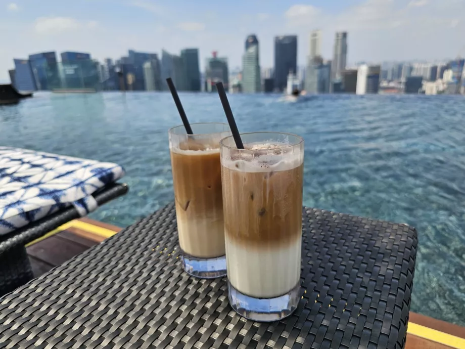 Kávé a medencénél