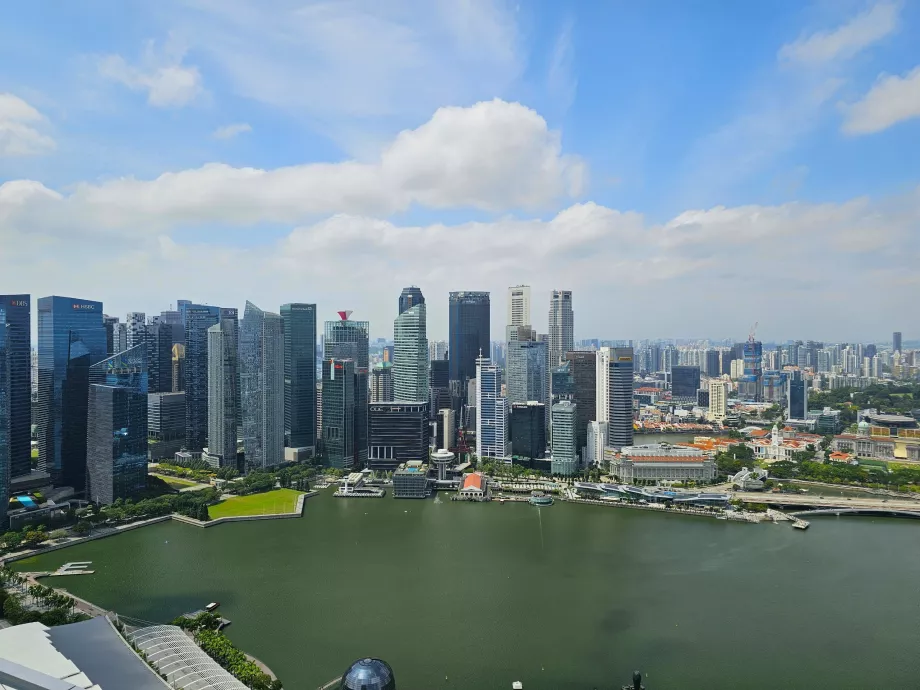 Kilátás az MBS tetőtéri medencéjéből