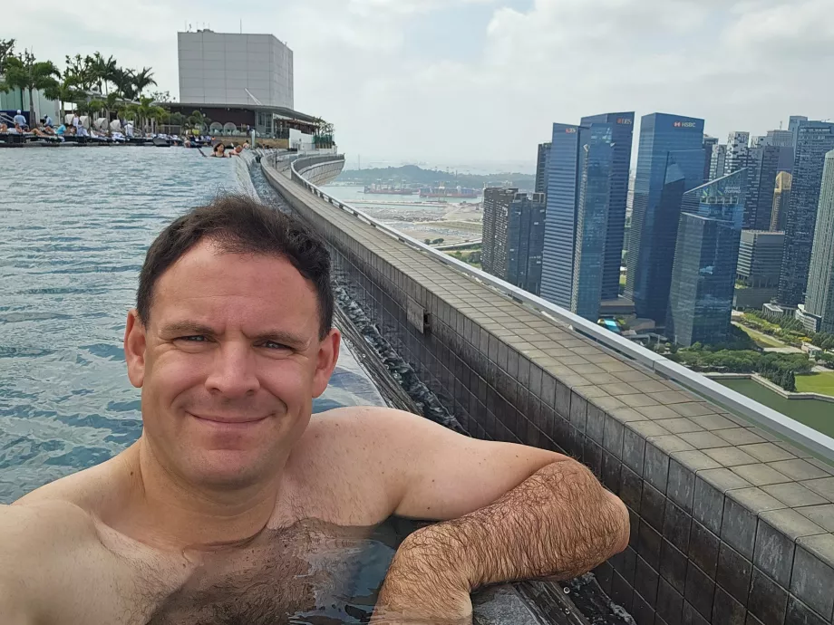 Én a Marina Bay Sands tetőtéri medencéjében