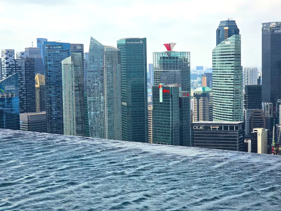 Végtelen medence a Marina Bay Sands-ban