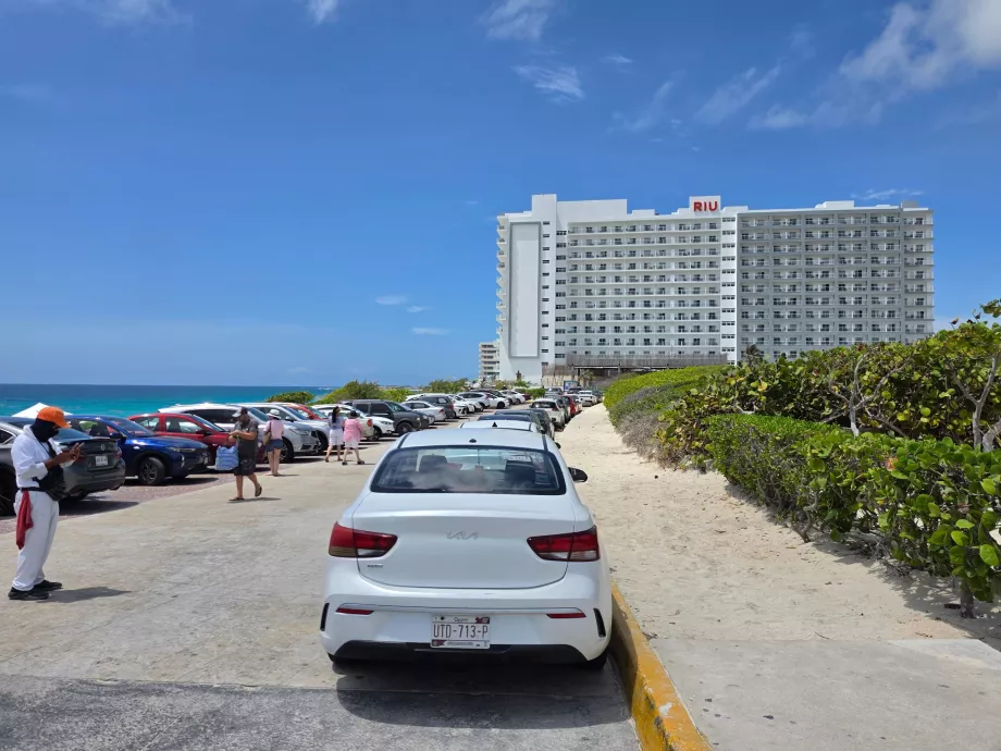 Parkolás a Playa Delfinesnél