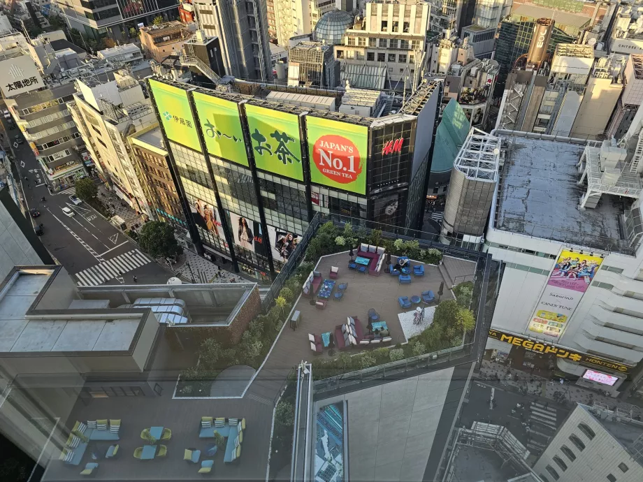 Kilátás a Gallery 11 étterem szabadtéri teraszára