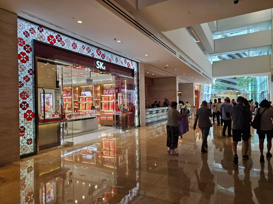 Üzletek a szálloda halljában