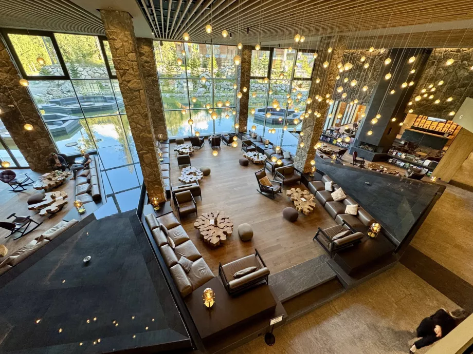 Lobby tavacskával Swissotel Damian Jasna