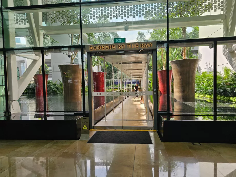 Kijárat a Gardens by the Bay-be
