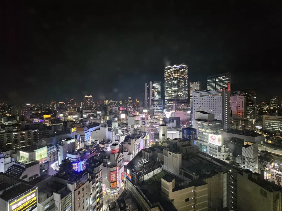 Kilátás a 18. emeleti szobából az éjszaka folyamán