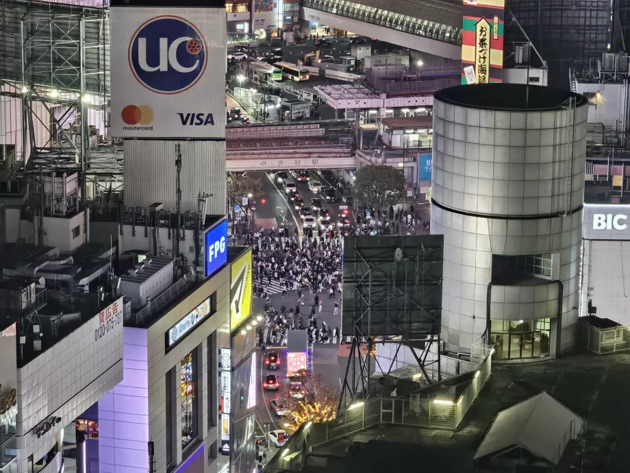 A Shibuya kereszteződés éjszakai nézete - nagyítással