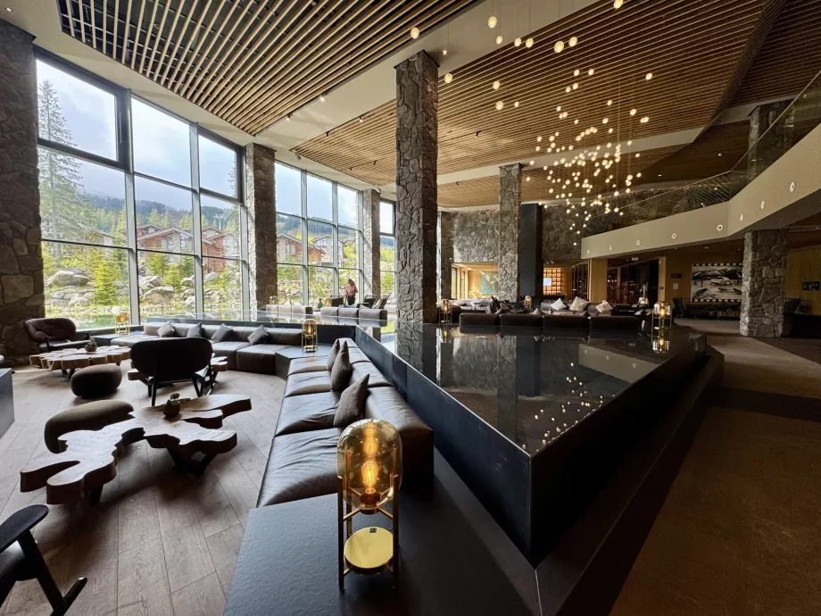 Lobby medencével