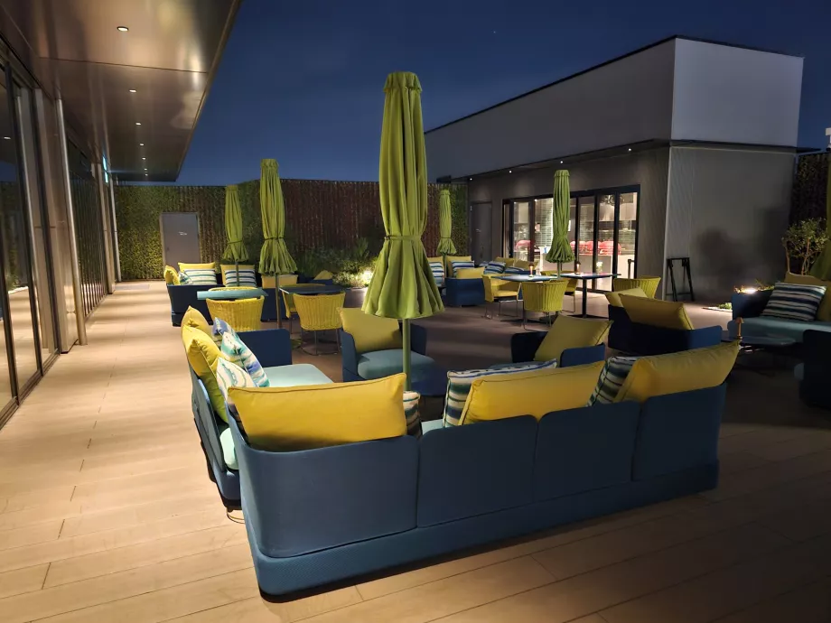 A Gallery 11 étterem szabadtéri terasza