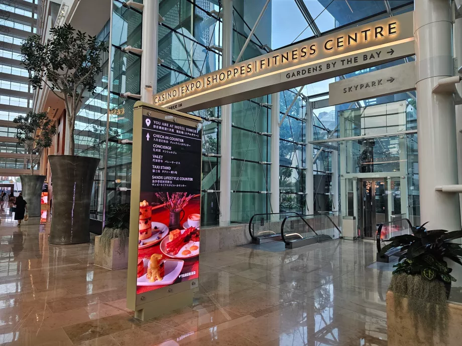 Bejárat a szállodából a bevásárlóközpontba