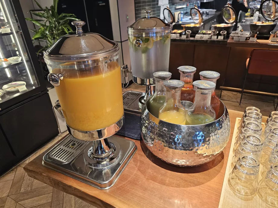 Reggeli - gyümölcslevek és víz