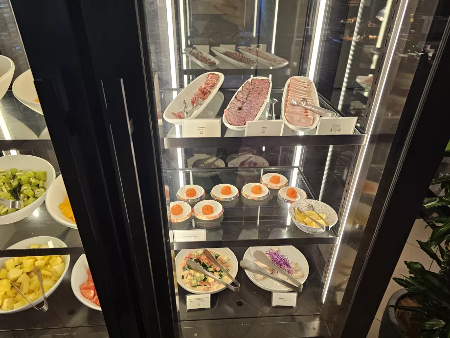 Reggeli - saláták és sonkák