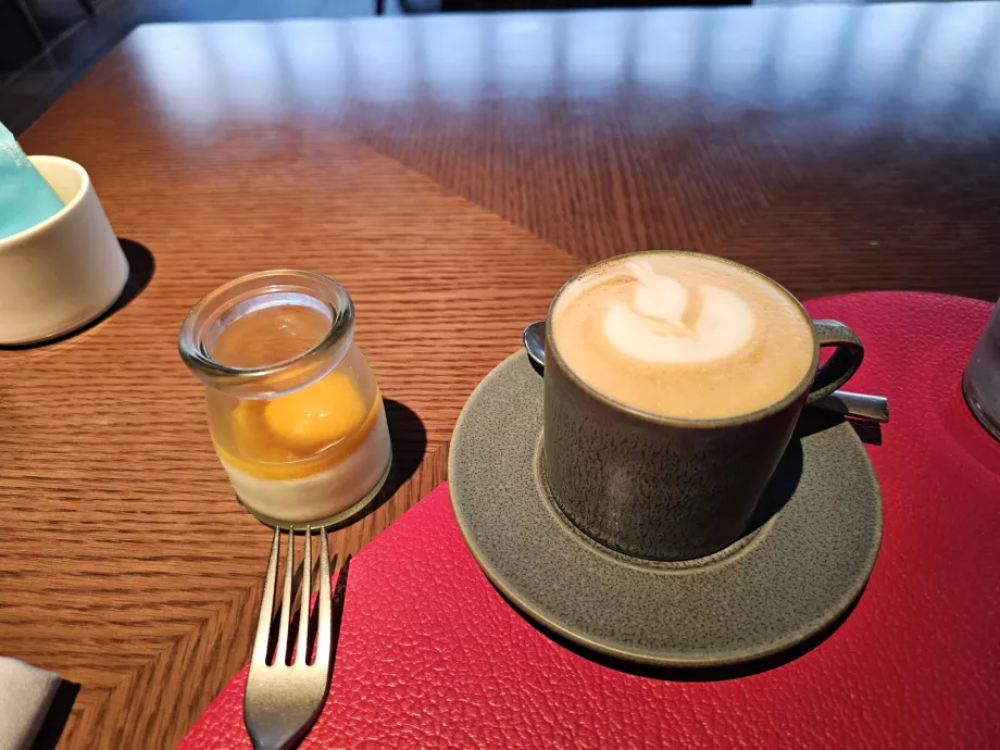 Reggeli - kapucsínó és joghurt