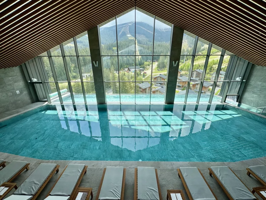 A Swissotel Damin Jasna úszómedencéje