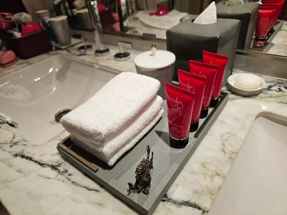 Jo samponjai és krémjei a szobában