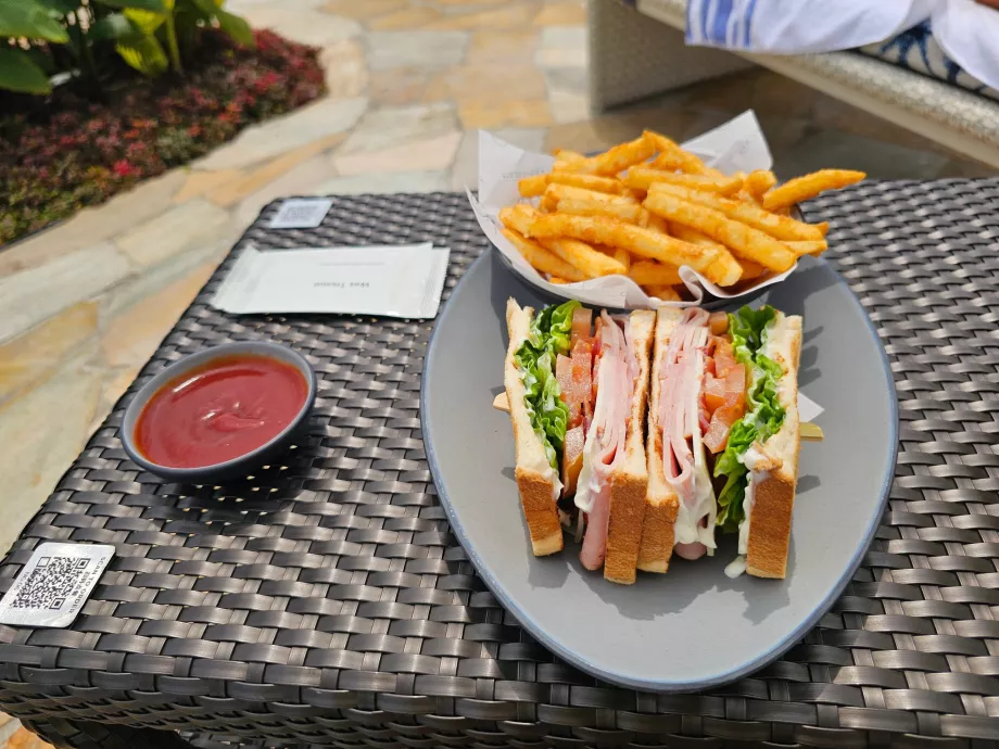 Snack a szálloda medencéjénél