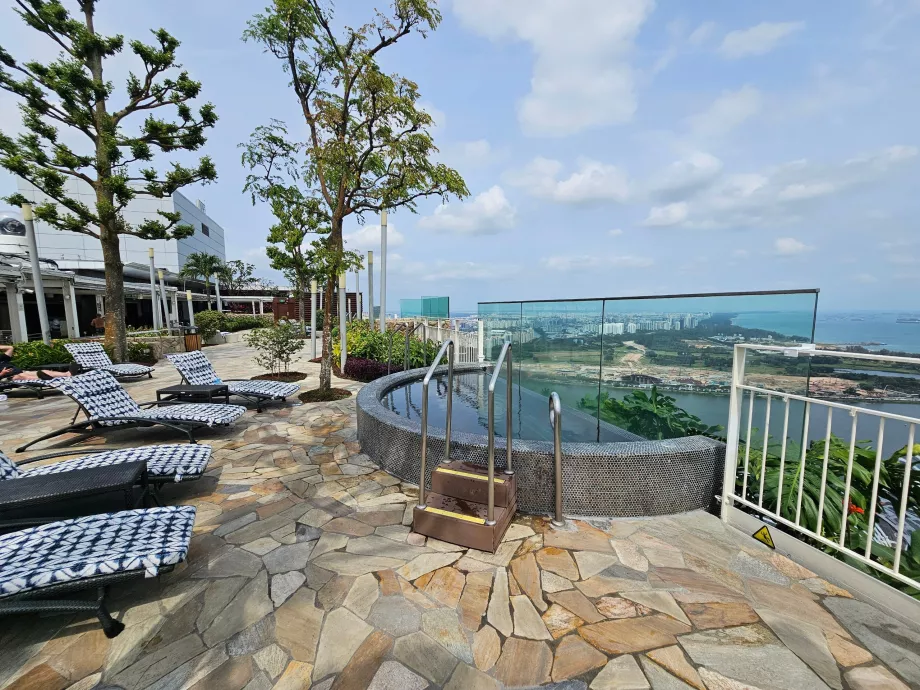 Pezsgőfürdő a tetőn