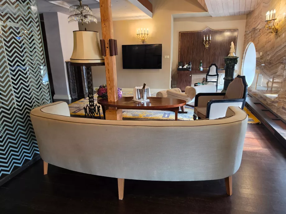 A nappali az Onyx Tower Suite-ban