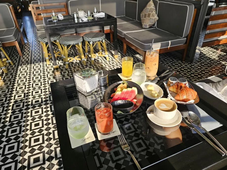 Reggeli a Spago bárban