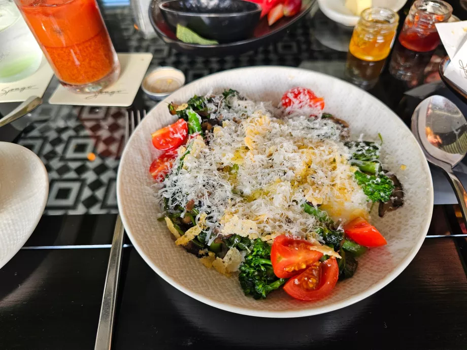 Reggeli a Spago bárban