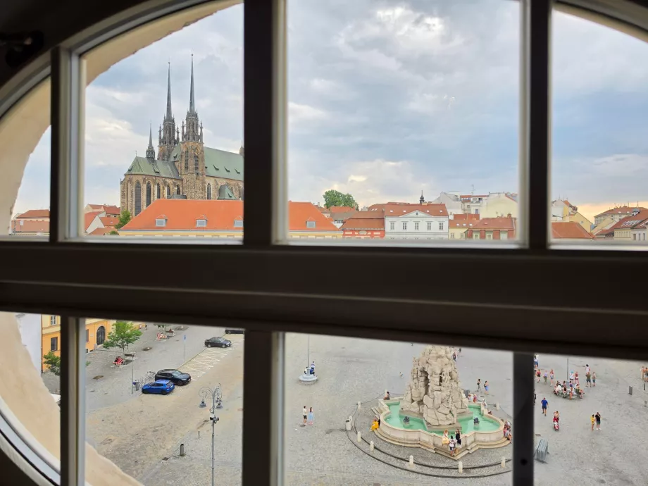 Kilátás az ablakon keresztül a Zelný trh-ra