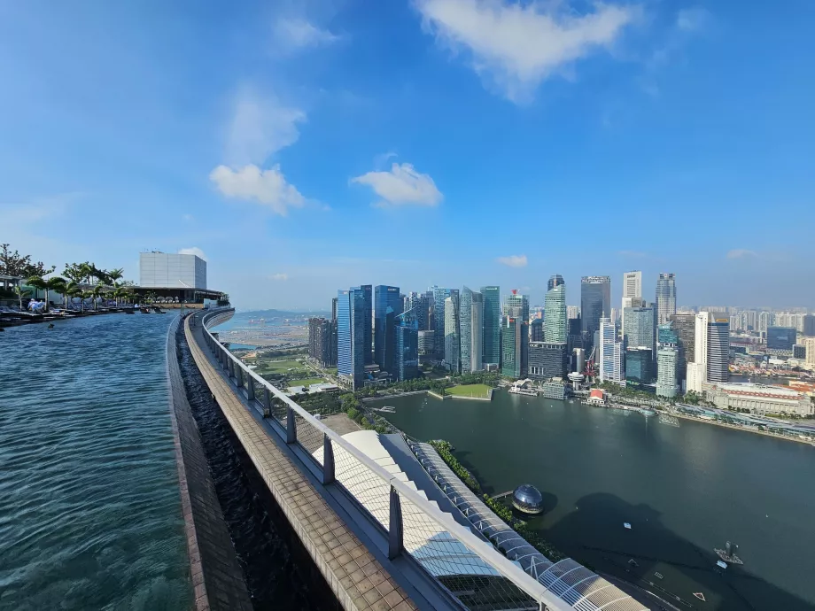 Kilátás a Marina Bay Sands tetőtéri medencéjéből