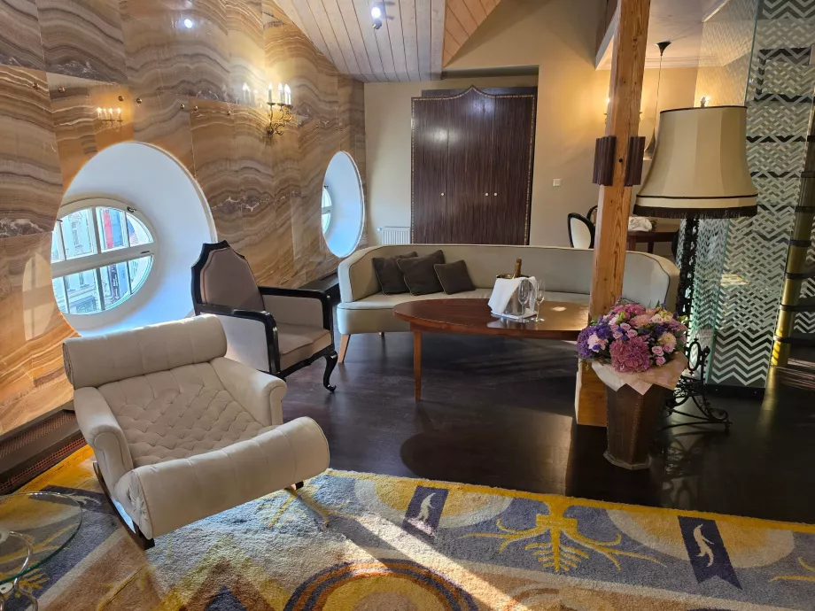 A nappali az Onyx Tower Suite-ban