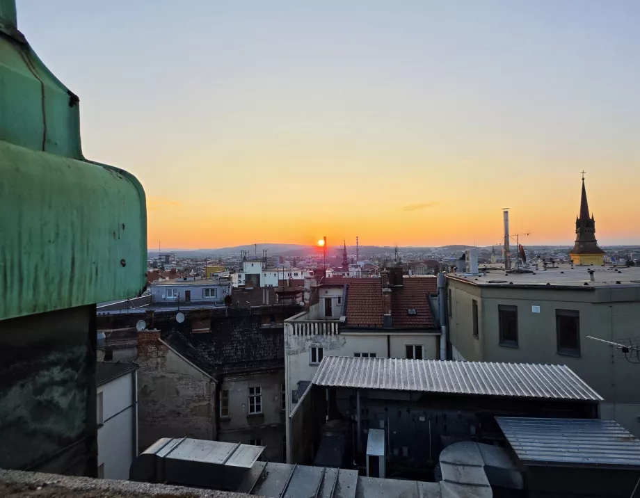 Napkelte Brno felett a torony erkélyéről